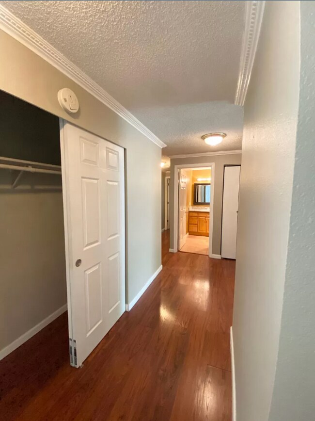 Building Photo - Spacious top floor condo with 3 sizable bedrooms & 2 baths