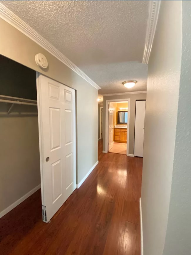 Foto del edificio - Spacious top floor condo with 3 sizable bedrooms & 2 baths