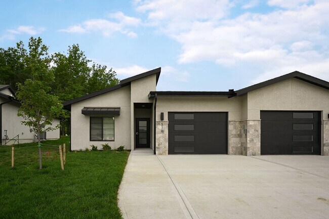 Building Photo - Twin Villa Single Car Garage