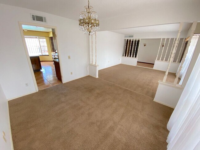 Building Photo - Mountain Park 5bed/3bath with Pool and Views!