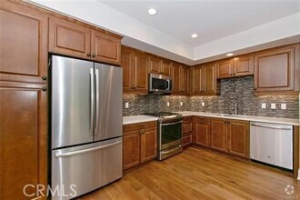 Building Photo - 627 Deep Valley Dr