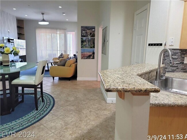 Foto del edificio - MIDRISE 2 BED, 2 BATH CONDO IN GUARD-GATED...