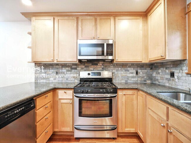 Foto del edificio - 3 Bed/2 Bath Townhome with Garage / Pet-Friendly / Vouchers Accepted / Available Now!