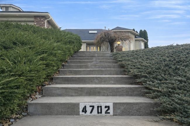 Building Photo - Executive 3 Bed Home with 3 Car Garage & Private Fenced Yard