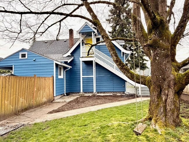 Foto del edificio - Rare Find! Private Yard + Firepit | Upstairs 1BR with Separate Entrance