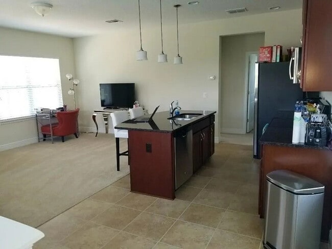 Foto del edificio - 14212 Corrigan Ave