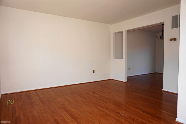 Building Photo - 3 br, 1.5 bath House - 8644 Tower Bridge Way