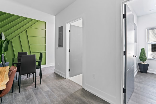 Building Photo - 935 S Howard Ave