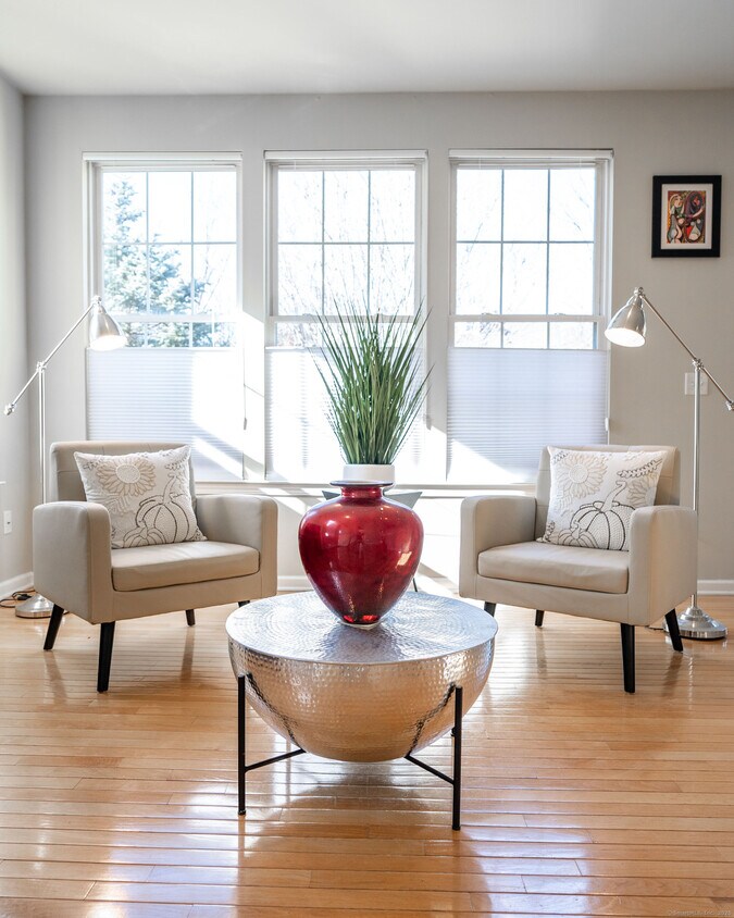 Foto principal - 8 Cambridge Dr