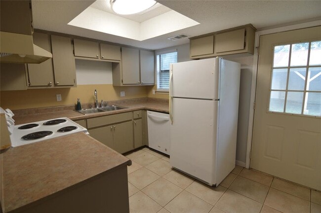 Building Photo - 8912 Circle Dr
