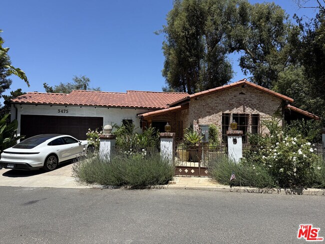 Building Photo - 3475 N Knoll Dr