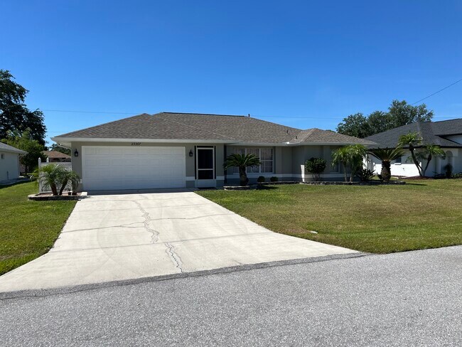 Foto del edificio - 23367 Weaver Ave