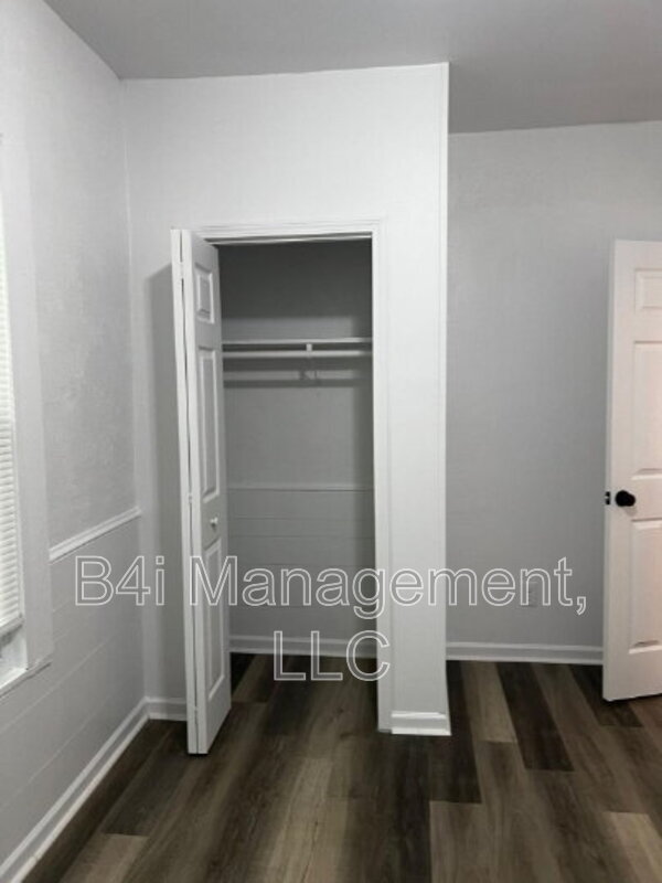 Building Photo - 422 Lakeview St