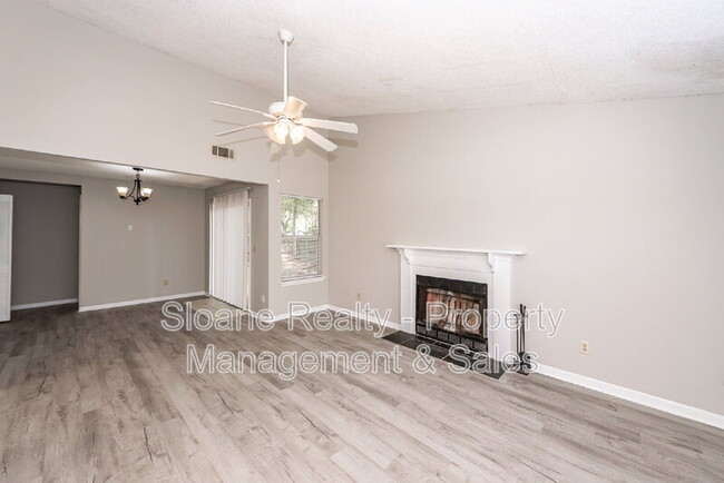 Building Photo - 1022 Oakcrest Dr