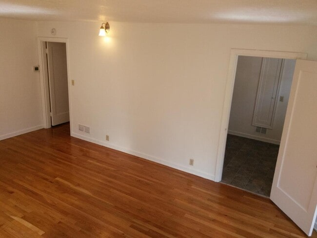 Building Photo - (837) 27th Street Apartments - 1 Bedroom /...