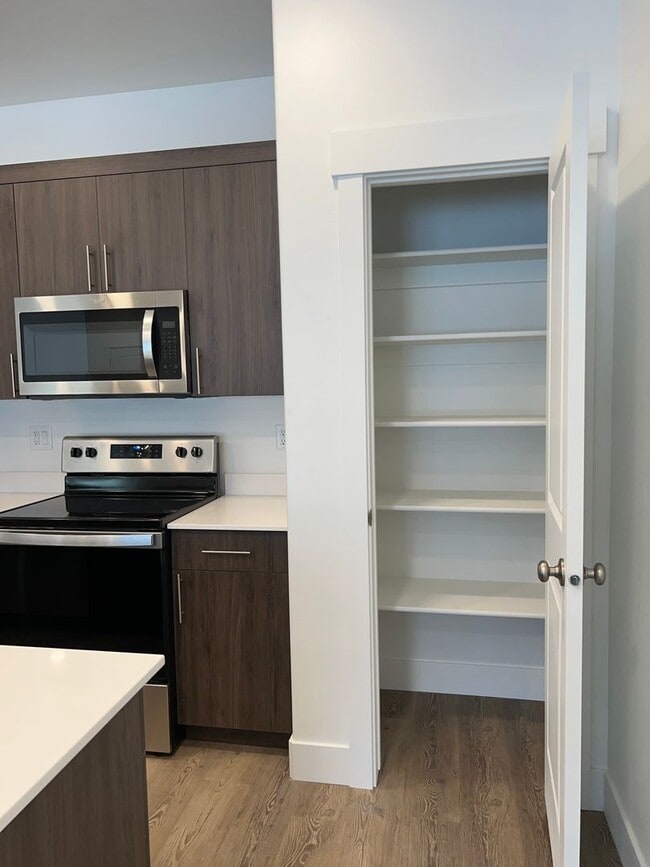Building Photo - END UNIT - 3 BED 2.5 BATH LUXURY TOWNHOME ...