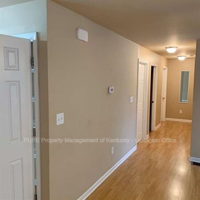 Foto del edificio - 219 W 4th St