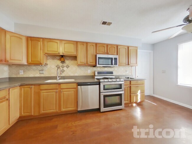 Foto del edificio - 4981 Brownwood Dr