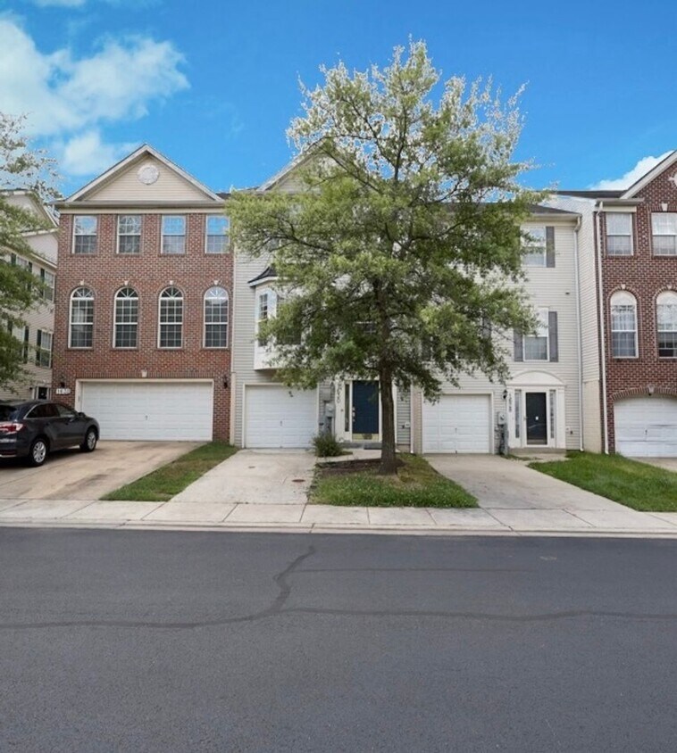 Primary Photo - Lovely 3 BR/2 Full BA 2Half BA Townhome in...