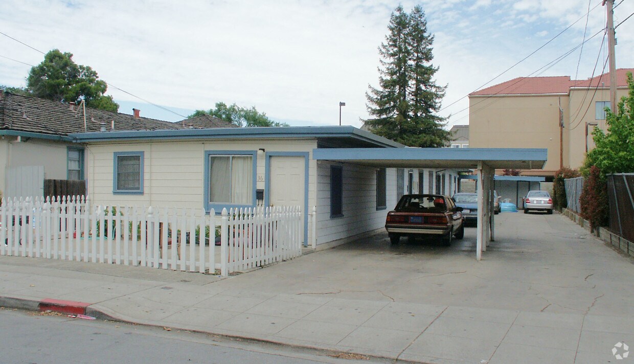 Building Photo - 44-52 Oak Ave
