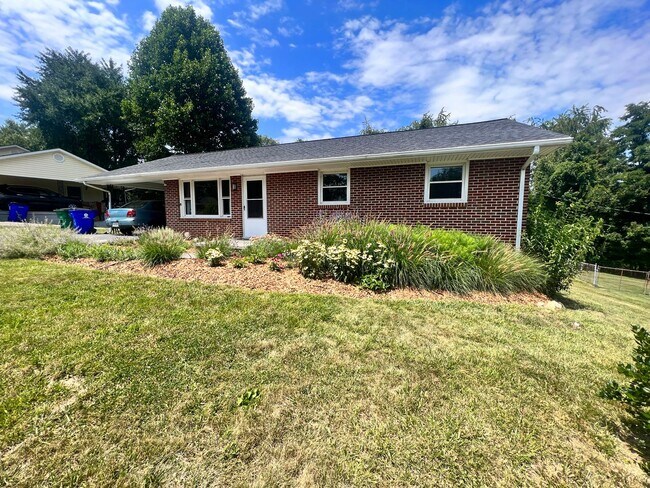 Foto del edificio - Christiansburg, 3 BR / 2 BA, Available