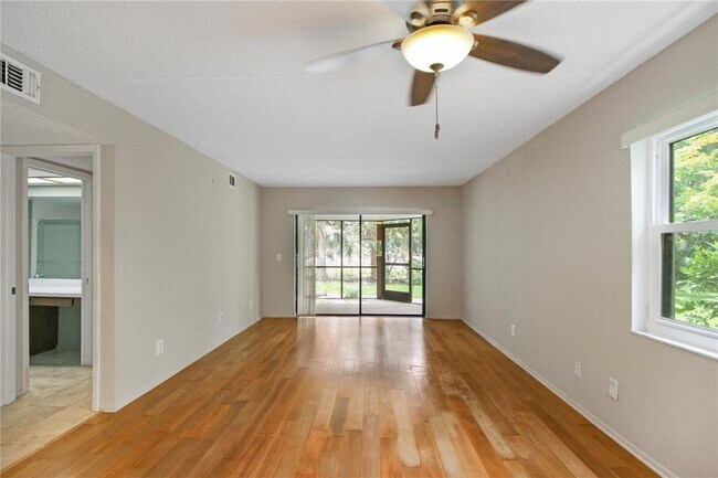 Foto del edificio - 135 Woodlake Wynde