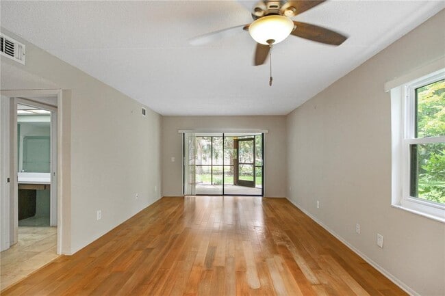 Building Photo - 135 Woodlake Wynde