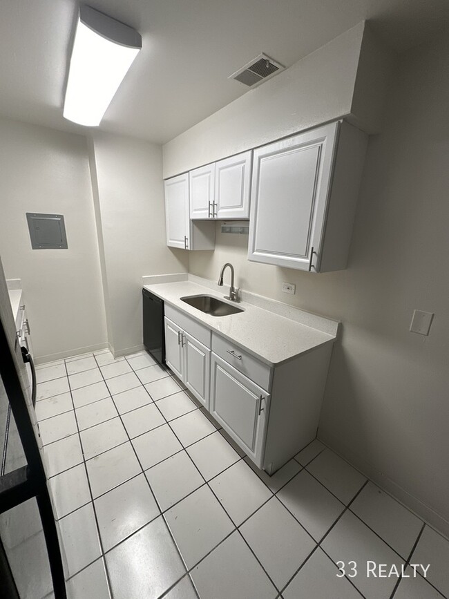 Building Photo - Remodeled 1BD1BATH