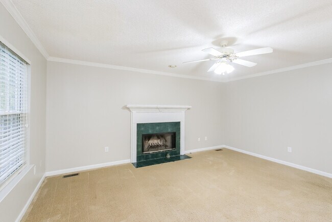 Building Photo - Spacious 4 Bedroom Home
