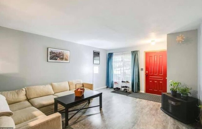 Living room - 1295 Euclid St