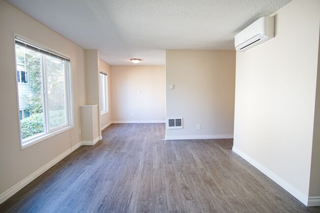 Building Photo - Great Refurbished Light & Bright 2Bed w/Private Entrance & Parking!