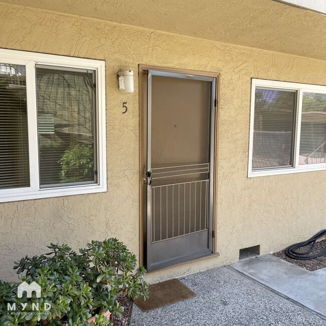 Building Photo - 870 Burbank Dr
