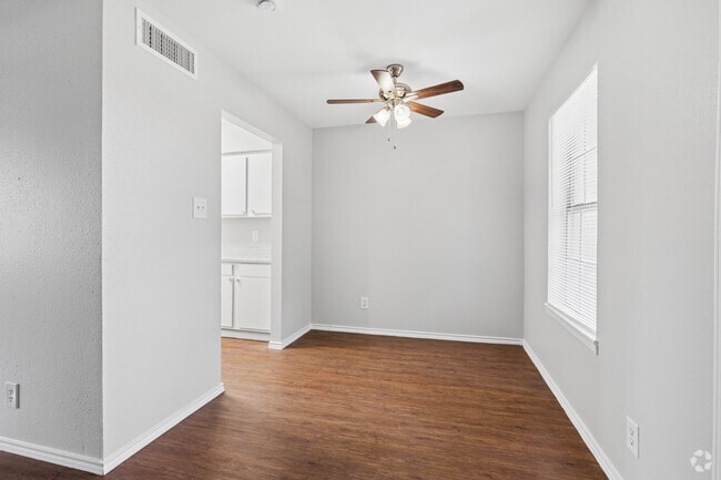 1BR, 1 BA - 632SF - Dining Area - Vista De Palmas