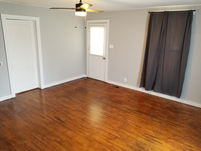 Living room - 1215 N Thomasville Ave