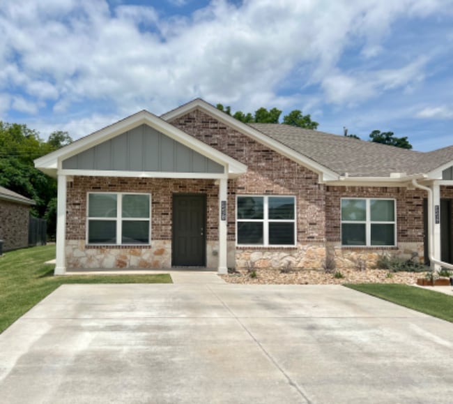 Building Photo - 3225 Belmont Dr