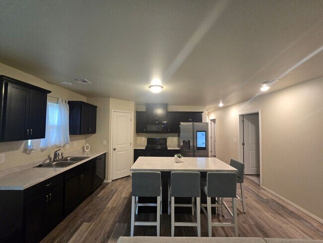 Foto del edificio - Modern comfort meets convenience in this b...