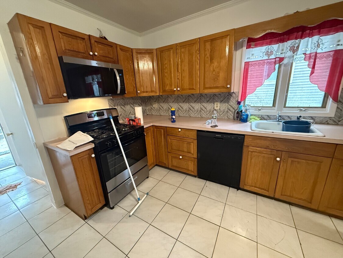 Building Photo - 85 Draher St