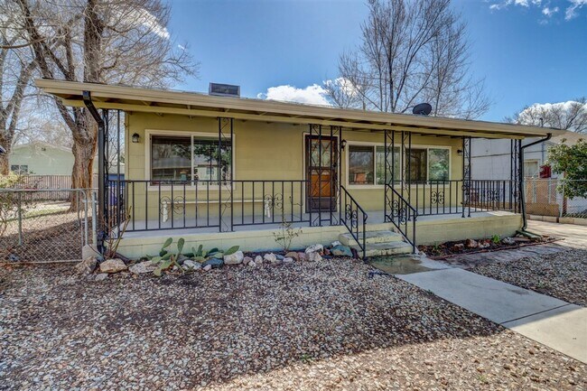 Building Photo - 3 Bedroom, 2 Bath Located Minutes From Dow...