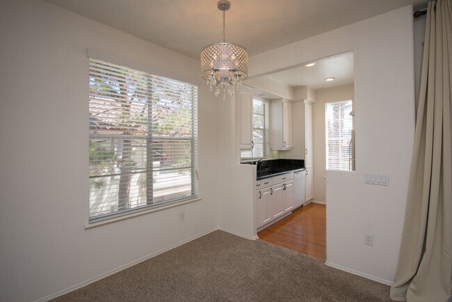 Foto del edificio - Beautiful Upstairs 2bd/2bth Condo in Carme...
