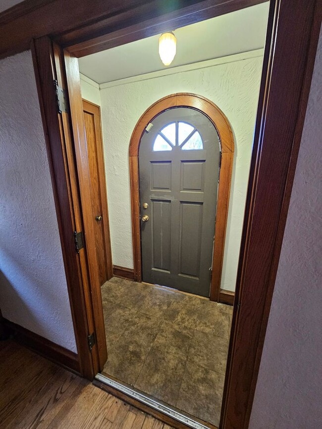 Building Photo - Cozy Single-family Home