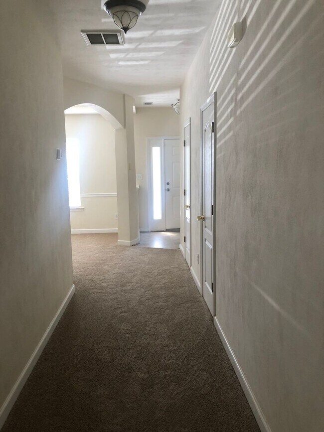 Foto del edificio - WELL MAINTAINED 2 BEDROOM CONDO