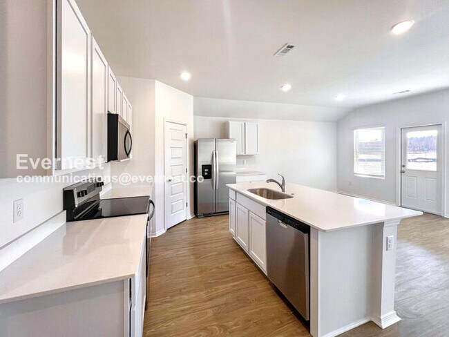 Foto del edificio - 4 Bed/2 Bath Home with 2-Car Garage / Pet-Friendly / Vouchers Accepted / Available Now!