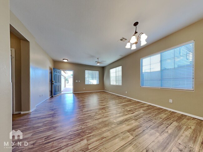 Foto del edificio - 4532 E Harrison St