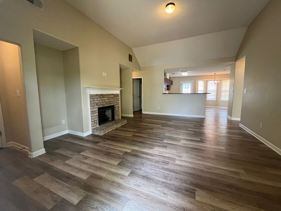 Foto principal - Remodeled beautiful 3 bd 2 bath located in...