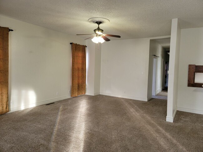 Building Photo - 3129/3131 Reed Ave