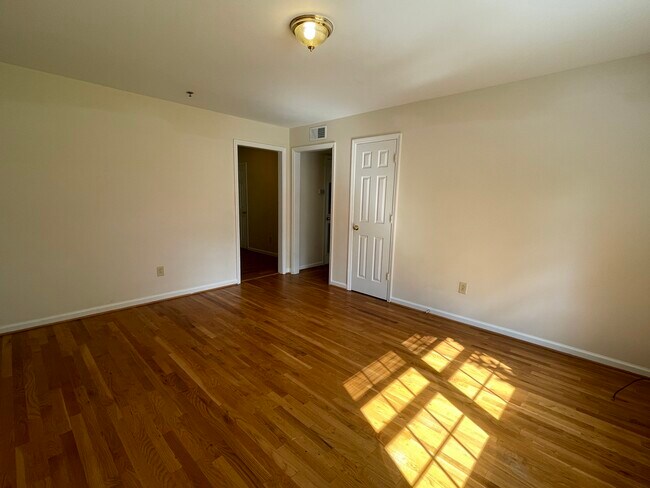 Foto del edificio - 1904 Courtney Dr
