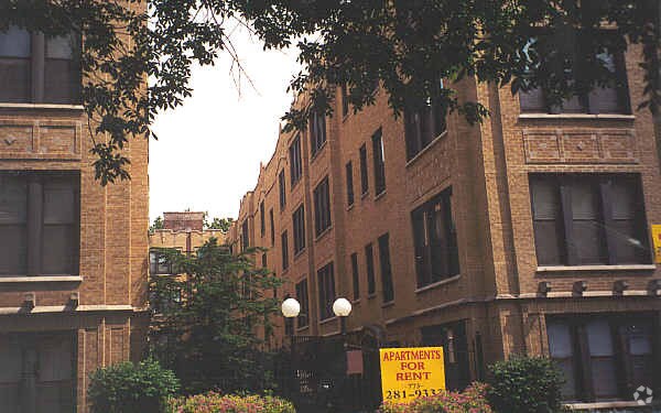 Foto del edificio - 1020-1030 E Hyde Park Blvd