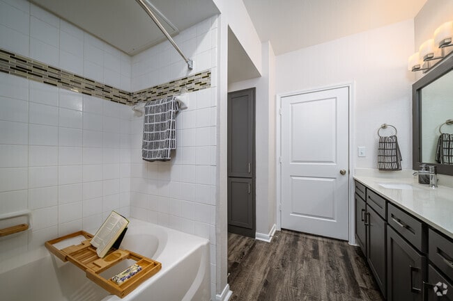 2BR, 2BA - 1,142SF - Portico Kirby