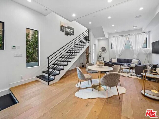 Foto del edificio - 1445 N Martel Ave