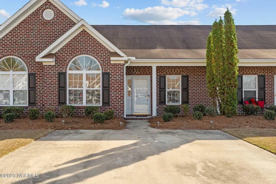 Photo - "Charming 3-Bedroom Townhouse with 2 Full Baths at 140 Oak Towne Drive, Greenville – Spacious 1423 S
